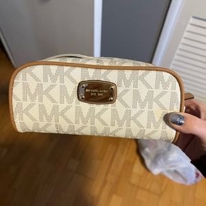 Michael kors abbey travel pouch